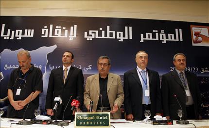 من اليمين إلى اليسار: محمود مرعي، باسل تقي الدين، رجاء الناصر، خليل السيد وصفوان عكاش في افتتاح مؤتمر المعارضة في دمشق أمس (رويترز) 