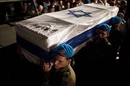 جنود إسرائيليون يحملون نعش الجندي الذي قتل في الهجوم قرب الحدود المصرية أمس الأول (أ ب أ) 