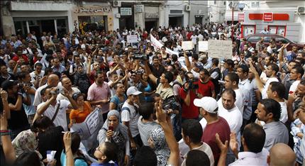 عاطلون من العمل يتظاهرون في العاصمة تونس امس الاول (رويترز) 