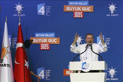 أردوغان يلقي كلمته أمام مؤتمر حزب العدالة والتنمية، أمس (رويترز) 