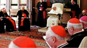 كان البابا يوحنا بولس الثاني قد عقد عام 2002 اجتماعا مع كرادلة أمريكيين حول فضيحة الانتهاكات الجنسية.