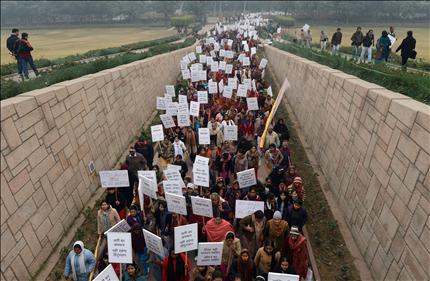 نساء يشاركن في تظاهرة ضد الاغتصاب في نيودلهي في الهند، أمس. (أ ف ب) 