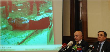 فياض (الى اليمين) وأوسي خلال عرض فيلم عن جرائم التكفيريين في المؤتمر الصحافي في بيروت امس (فادي ابو غليوم) 