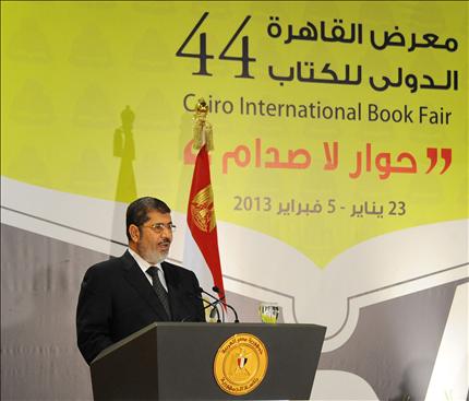 مرسي يلقي كلمته في المعرض أمس (أ ب أ) 