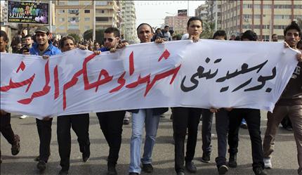 متظاهرون يشاركون في تشييع ضحايا سقطوا غداة إعلان الحكم في مأساة ملعب بورسعيد أمس (رويترز) 