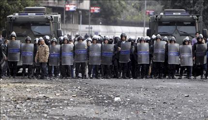عناصر من قوات الأمن المركزي على «كوبري قصر النيل» في القاهرة أمس (رويترز) 