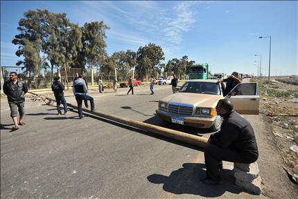 متظاهرون يقطعون طريقاً في بورسعيد أمس (أ ف ب) 