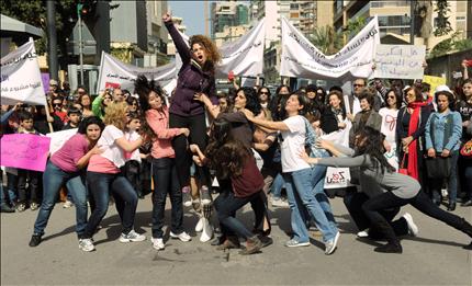 ضمّت مسيرة «حماية النساء من العنف الأسري» فئات اجتماعية مختلفة (فادي أبو غليوم) 