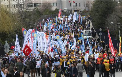 اتراك يتظاهرون احتجاجا على سياسة الحكومة الاقتصادية في انقرة امس (ا ف ب) 