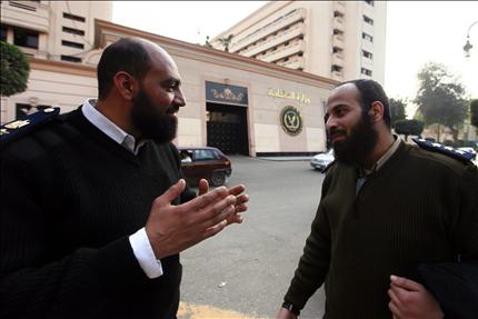 ضابطان ملتحيان أمام مقر وزارة الداخلية في القاهرة أمس (أ ب أ) 