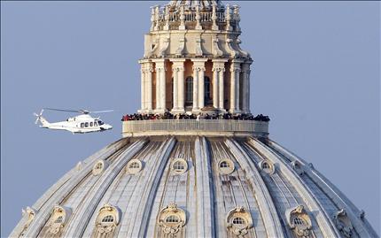 طوافة تقل البابا بنديكتوس السادس عشر خارج الفاتيكان في يومه البابوي الأخير أمس  (رويترز)