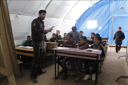 أطفال سوريون خلال صف تعليمي في مخيم «باب السلام» في أعزاز الأسبوع الماضي (رويترز) 
