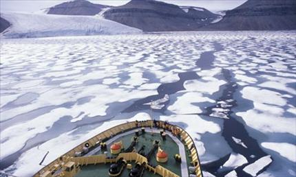 صورة لكاسحة جليد تمر في القطب الشمالي في منطقة تتعرض لذوبان الجليد (عن «الغارديان») 