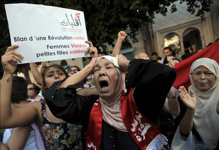 تونسيات يهتفن خلال التظاهرة أمام مقر المحكمة في العاصمة التونسية أمس. (أ ف ب) 