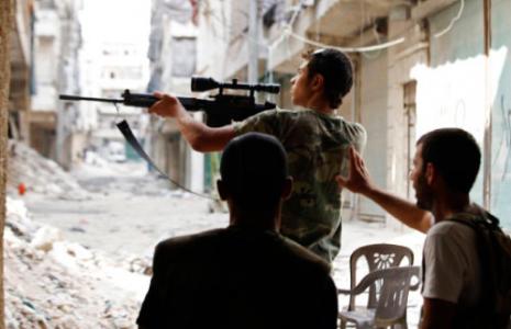 عناصر من «الجيش السوري الحر» في حيّ العامرية في حلب، أول من أمس (زين كرم - رويترز) 