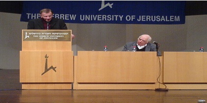 لويس يلقى محاضرة في إحدى الجامعات الإسرائيلية 