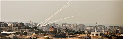 سحب دخان فوق سماء غزة ناتجة عن إطلاق المقاومة صواريخ باتجاه جنوب الأراضي المحتلة، أمس (أ ف ب) 