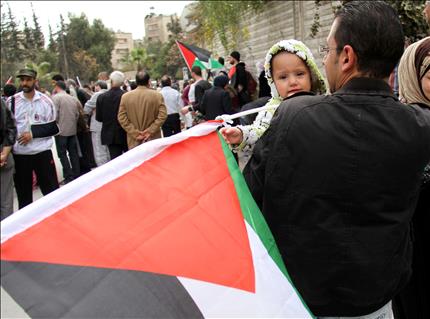 فلسطينيون خلال تظاهرة في مخيم اليرموك في دمشق امس للمطالبة بخروج المسلحين منه (ا ف ب) 