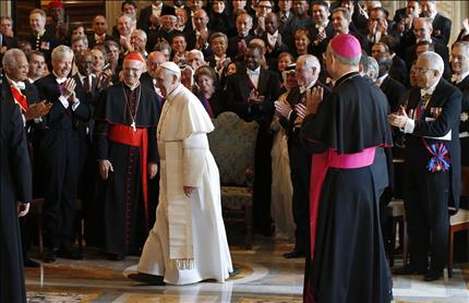 البابا يغادر القاعة بعد إنهاء كلمته أمام السلك الديبلوماسي في الفاتيكان أمس (رويترز) 