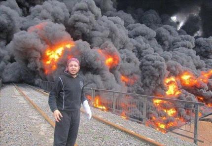 تفجير أنبوب لنقل النفط في محافظة دير الزور، منتصف العام الماضي. (روسيا اليوم) 