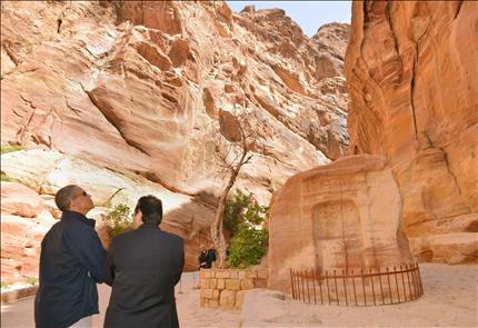 أوباما يستمع إلى أستاذ السياحة في جامعة الأردن سليمان الفرجات خلال زيارته إلى بترا في الأردن، والتي ختم بها رحلته إلى الشرق الأوسط أمس الأول (أ ف ب) 