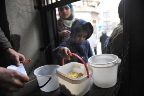 توزيع الطعام على المواطنين في إحدى قرى حلب (بولنت كيليك ـ أ ف ب) 