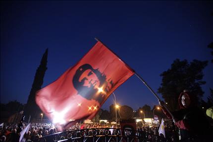 متظاهرون أمام القصر الرئاسي في قبرص رفضاً لخطة الإنقاذ أمس (أ ف ب) 
