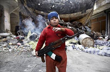 طفل سوري (7 سنوات) يقاتل مع المسلّحين في بلدة صلاح الدين في حلب أمس (عن «دايلي مايل») 