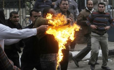 أحد أنصار الاخوان المسلمين بعدما اشتعلت فيه النار خلال اشتباكات المقطم الأسبوع الماضي (أ ف ب) 