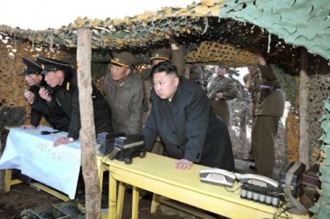 صورة وزعتها وكالة أنباء كوريا الشمالية للزعيم كيم يونغ أون خلال زياته لموقع عسكري الشهر الماضي (أ ف ب) 