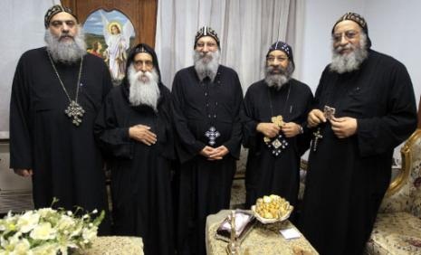 المرشحون الخمسة في كنيسة كلود بك القبطية في القاهرة الأسبوع الماضي (محمد عبد الغني ــ رويترز)