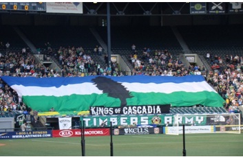 علم جمهورية كاسكاديا يتوسط مشجعين لكرة القدم 