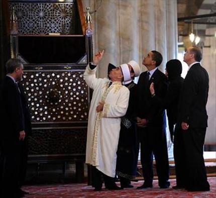 اوباما واردوغان داخل المسجد الازرق في اسطنبول في 6 نيسان العام 2009 (عن الانترنت) 