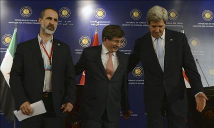 وزير الخارجية الأميركي جون كيري (يمين) ونظيره التركي أحمد داود أوغلو (وسط) ورئيس «الائتلاف» أحمد معاذ الخطيب في مؤتمر «أصدقاء سوريا» في اسطنبول، أمس الأول (أ ب) 