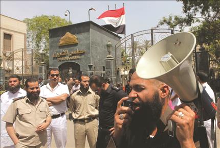 سلفيون يتظاهرون امام مجلس الشورى في القاهرة دعماً لضباط اسلاميين في الشرطة يطالبون بإطلاق اللحية، أمس (أب) 