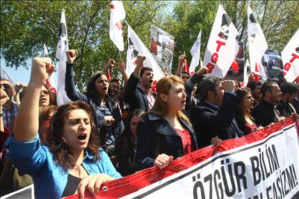 طلاب وسياسيون اتراك يتظاهرون امام البرلمان في انقرة احتجاجا على السياسة التعليمية للحكومة (ا ف ب) 