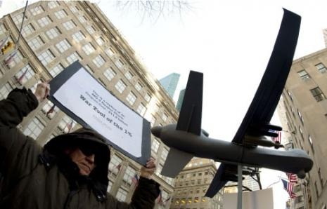 خلال تظاهرات في نيويورك ضد استخدام «الطائرات من دون طيّار» كأداة للقتل (دون إيميرت ــ أ ف ب) 
