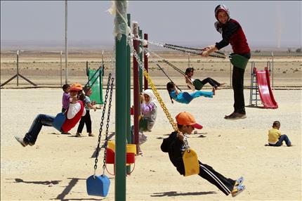 اطفال يلهون في مخيم للاجئين السوريين قرب الزرقاء في الاردن امس (رويترز) 