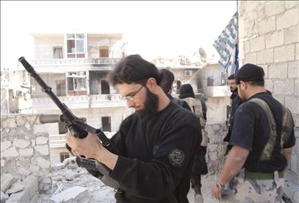 مسلحون خلال اشتباكات مع القوات السورية في حي صلاح الدين في حلب امس (رويترز) 