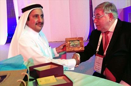 الشيخ خليفة بن جاسم آل ثاني والجنرال أورن شاحور خلال لقائهما على هامش انعقاد المؤتمر العالمي الثامن لغرف التجارة الدولية في الدوحة (عن صحيفة "كلكليست") 