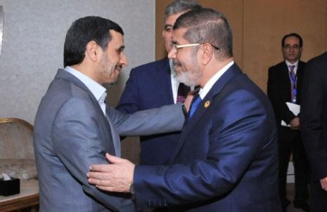 مرسي ونجاد ويبدو خلفهما عبدالله غول (رويترز) 
