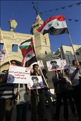 فلسطينيون يتظاهرون دعما لسوريا وتنديدا بالغارات الإسرائيلية قبيل قمع شرطة حماس لهم في خان يونس أمس (ا ف ب) 