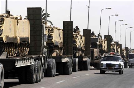 تعزيزات للجيش المصري في سيناء أمس (ا ب ا) 