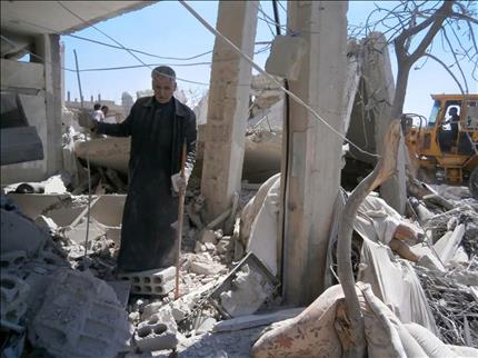 سوري يتفقد منزله المدمر في القصير امس (ا ب) 