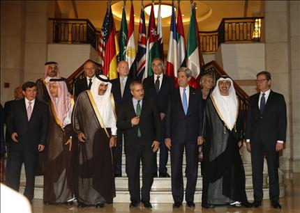 وزراء خارجية دول مجموعة «اصدقاء سوريا» في عمان امس (ا ب) 