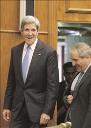 وزير الخارجية الاردني ناصر جودة ونظيره الاميركي جون كيري خلال وصولهما الى مؤتمر صحافي مشترك في عمان امس (رويترز) 
