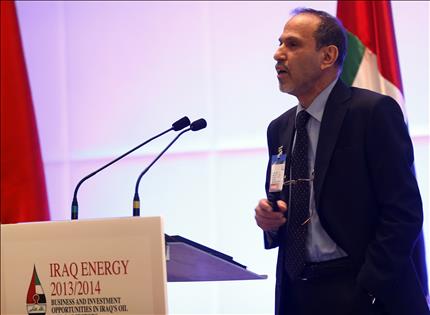 عضو اللجنة الاستشارية لرئيس الحكومة العراقية علي المشاط متحدثاً خلال مؤتمر "الطاقة العراقية 2013-2014: الاستثمار في العراق في مجال النفط والغاز" في أبو ظبي أمس (أ ف ب) 