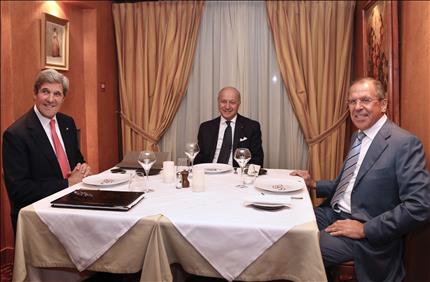 فابيوس يتوسط لافروف وكيري خلال عشاء العمل في مطعم في باريس امس (ا ف ب) 