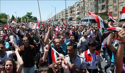 صورة وزعتها وكالة «سانا» امس لطلاب جامعة البعث في حمص خلال تظاهرة دعم للنظام (ا ف ب) 