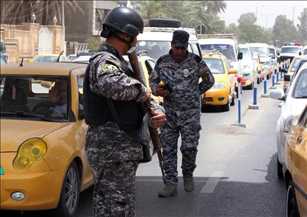 شرطي عراقي يقف عند نقطة تفتيش في العاصمة بغداد أمس (أ ف ب) 